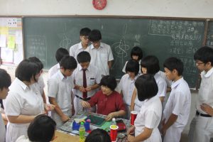 台湾侨委会民俗文化教师陈娟娟,陈政广至本校美术与设计科教导民俗制作