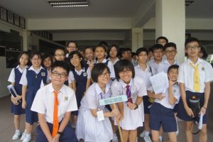 小六毕业生参观本校，了解銮中学习生活