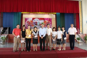 庆祝教师节,颁发表现优异学科教师奖励金