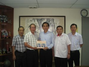 馬來西亞廣西總會贈“廣西詩文選”予本校