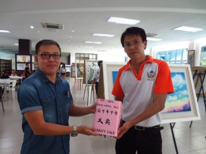 义卖< 蜕変. 起飞>画册购书基金, 共筹获1555零吉