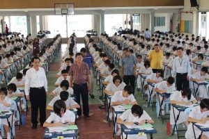 本校董事巡视统考考场