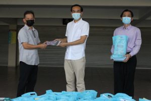 周忠信州议员援助銮中清寒子弟家庭