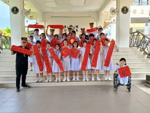 【高三美义卖春联 筹毕业展经费迎马年】