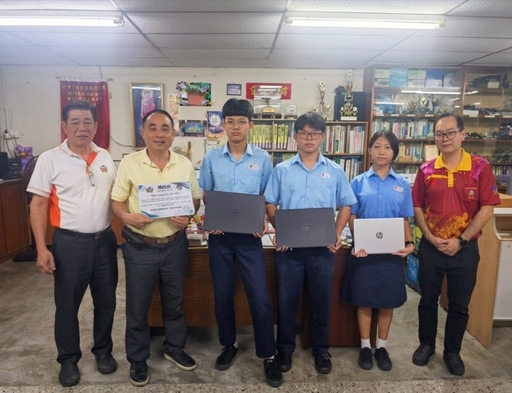 Hahn Logistics Sdn.Bhd.慷慨捐赠电脑 助力銮中学生缩短数码鸿沟